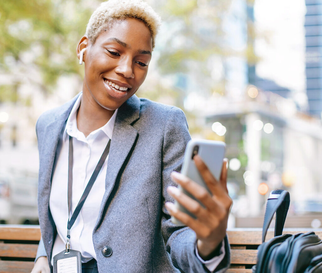 bench-woman-videochat-ono-kosuki