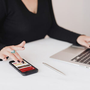 iphone-laptop-hand-karolina-grabowska